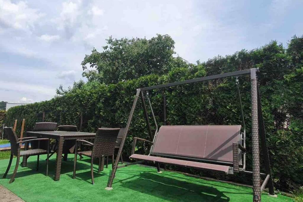 Family Apartment With Garden And Parking Spot Чешка Будьовица Екстериор снимка