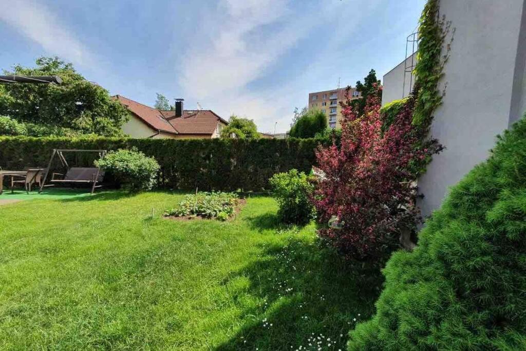 Family Apartment With Garden And Parking Spot Чешка Будьовица Екстериор снимка